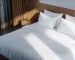 Chambre moderne avec un lit confortable